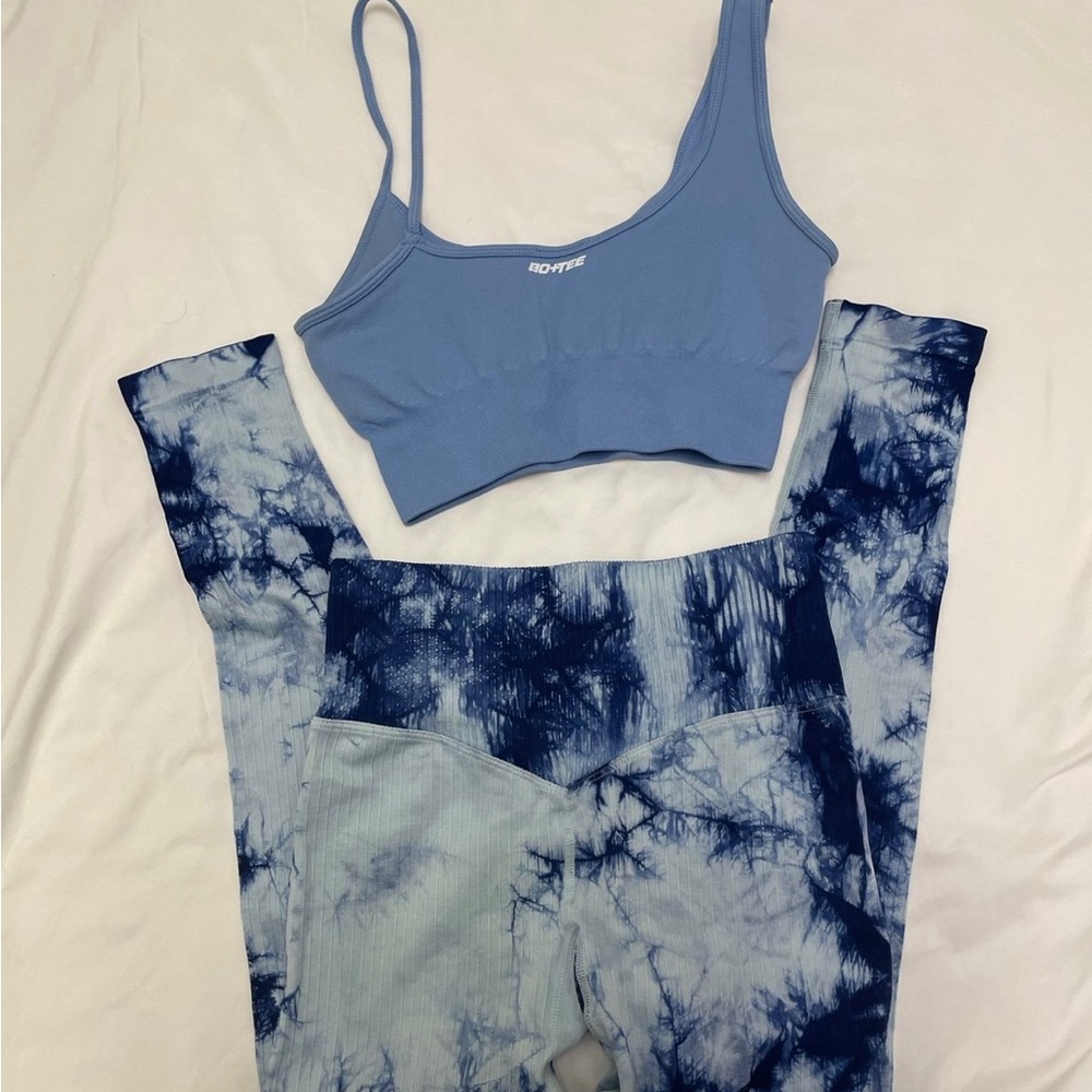 Blue tie dye work out set , top and bottom size small